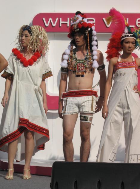 แฟชั่นโชว์นำทีมโดย น้องแจ๊ส มิสทิฟฟานี่