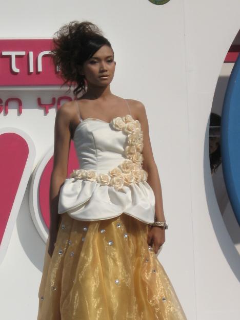 แฟชั่นโชว์นำทีมโดย น้องแจ๊ส มิสทิฟฟานี่