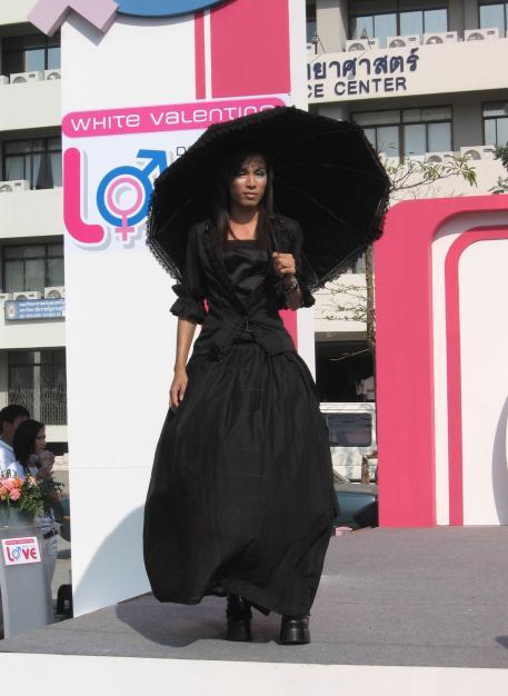 แฟชั่นโชว์นำทีมโดย น้องแจ๊ส มิสทิฟฟานี่