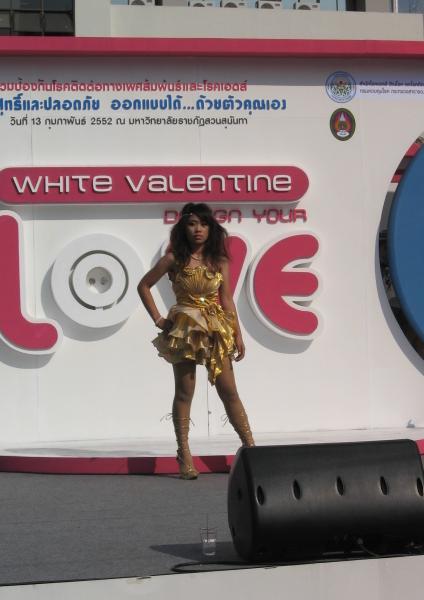 แฟชั่นโชว์นำทีมโดย น้องแจ๊ส มิสทิฟฟานี่