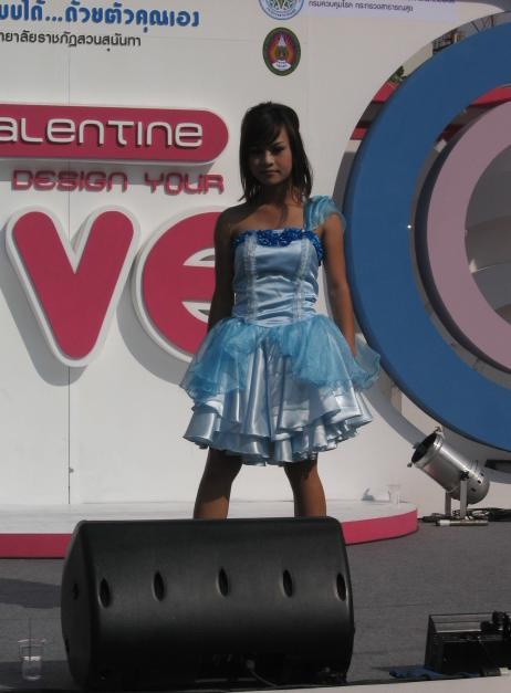 แฟชั่นโชว์นำทีมโดย น้องแจ๊ส มิสทิฟฟานี่