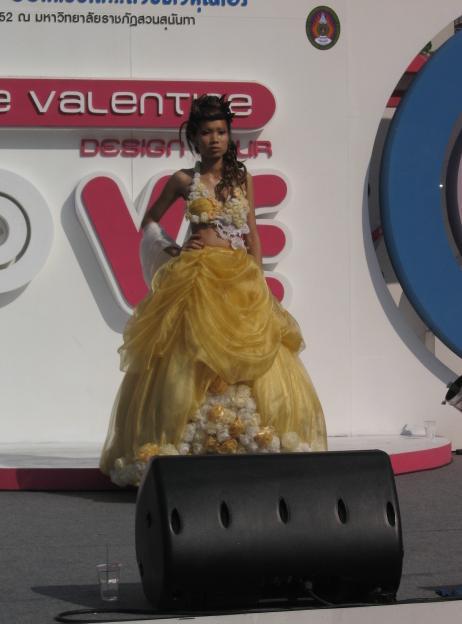 แฟชั่นโชว์นำทีมโดย น้องแจ๊ส มิสทิฟฟานี่
