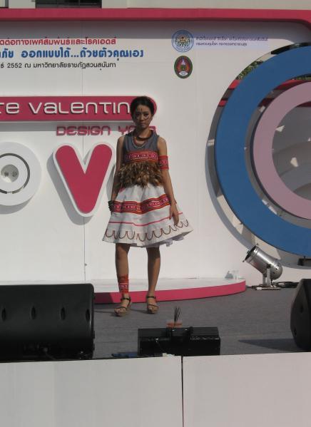 แฟชั่นโชว์นำทีมโดย น้องแจ๊ส มิสทิฟฟานี่