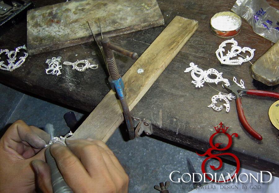 ช่างกำลังขัดแต่งชิ้นส่วนของมงกุฎ