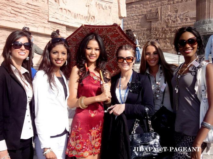 หนูสิ มาในเดรสสั้นสีแดงลายลุกไม้