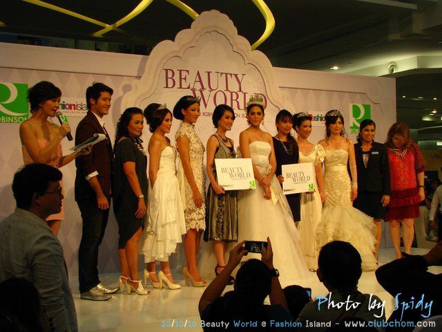 Chompoo Araya Beauty World @ Robinson Fashion Island