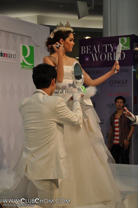 Chompoo Araya Beauty World @ Robinson Fashion Island