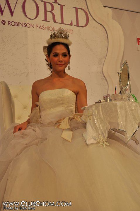 Chompoo Araya Beauty World @ Robinson Fashion Island