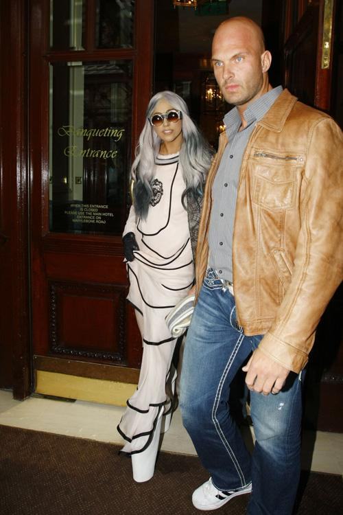 Pic.เลดี้กาก้า ออกจากโรงแรมในลอนดอน