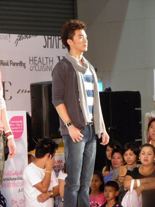 นิว วงศกร และเหล่าพระเอกดังร่วมเดินแบบในงานwoman live