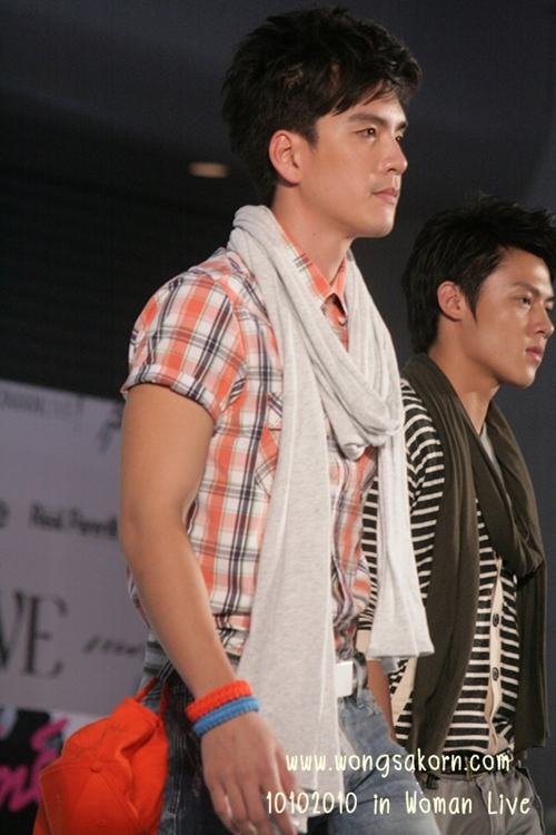 นิว วงศกร และเหล่าพระเอกดังร่วมเดินแบบในงานwoman live