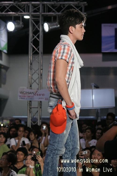 นิว วงศกร และเหล่าพระเอกดังร่วมเดินแบบในงานwoman live