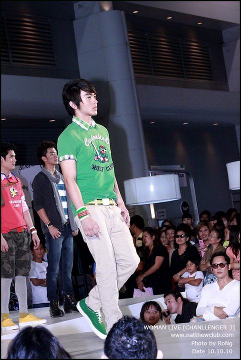 นิว วงศกร และเหล่าพระเอกดังร่วมเดินแบบในงานwoman live