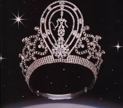 มงกุฎ Miss Universe แบบคลาสสิค คงเป็นที่ประทับใจของแต่ละประเทศมากๆทำออกมาซะเหมือนเชียว..???