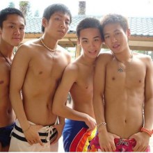 หนุ่มน้อยไปว่ายน้ำกับเพื่อนฝูง