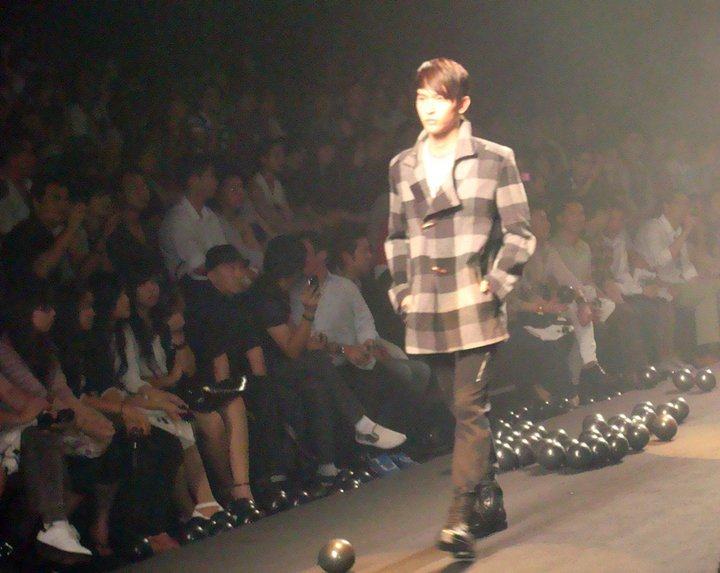 CHAN THAN SAN เดินแบบในงานBIFW 2010 @ Siam paragon