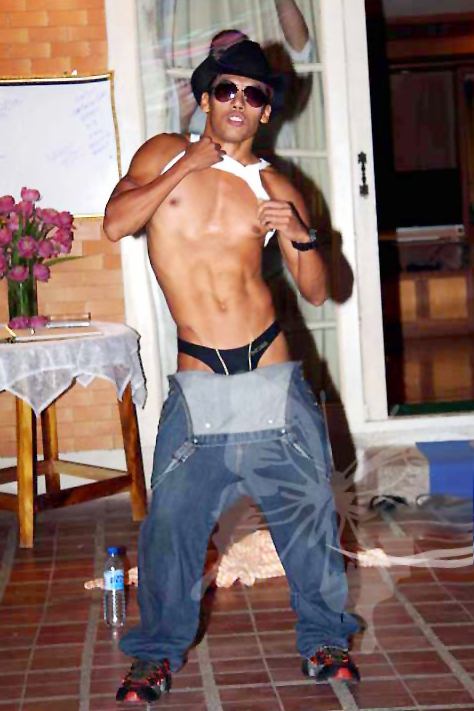 Show Boy มาดูเบื้องหน้า+เบื้องหลังนายแบบเข้มคนนี้กันครับ