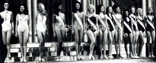 MISS  WORLD 1972 คนที่ 2 นับจากด้านซ้ายมือในภาพ