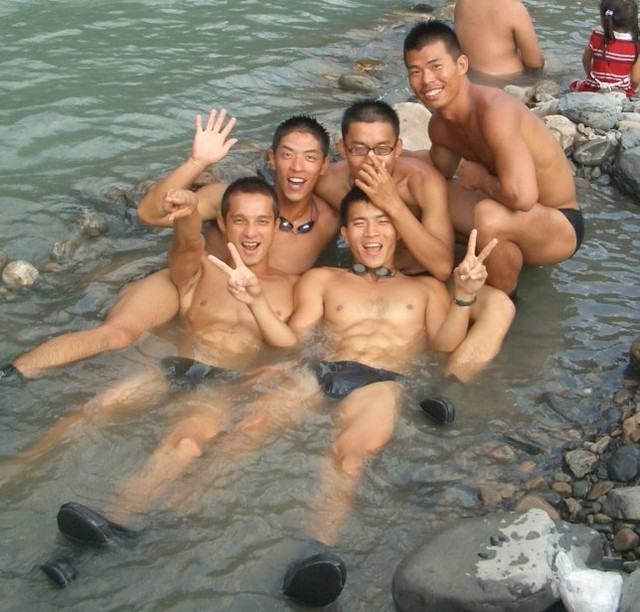 แก็งส์ หนุ่มโสด ร้อนนนน