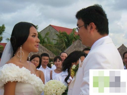 Miss Vietnam World 2009 - แต่งงานแบบลับๆ พิธีเล็กๆ ริมหาดฟุก๊วก ทะเลอ่าวไทย