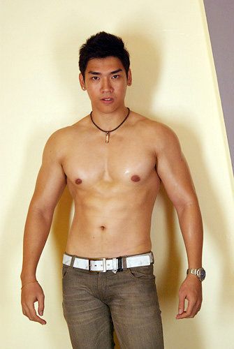 หนุ่มเล่นกล้ามไทยหล่อๆ