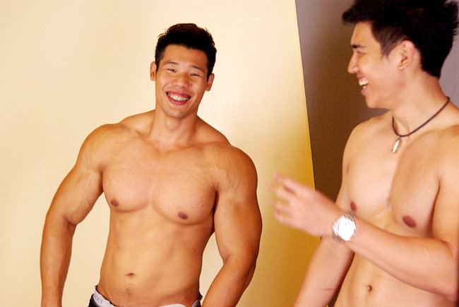 หนุ่มเล่นกล้ามไทยหล่อๆ
