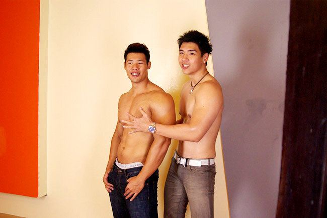 หนุ่มเล่นกล้ามไทยหล่อๆ