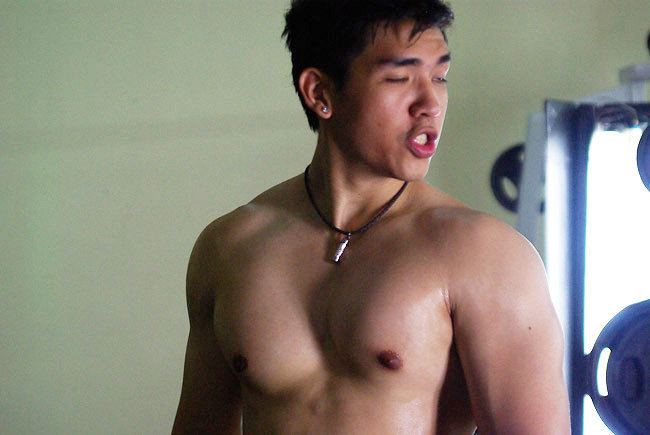 หนุ่มเล่นกล้ามไทยหล่อๆ