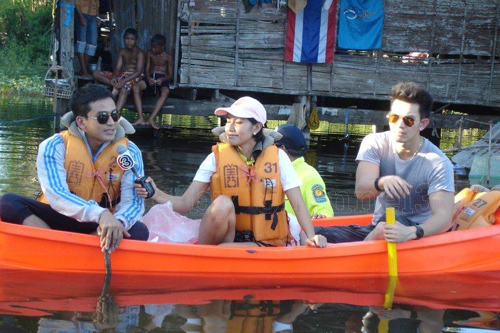 ป๋อ-อั้ม-เบนซ์-อาร์ต ลงพื้นที่ช่วยภัยน้ำท่วม