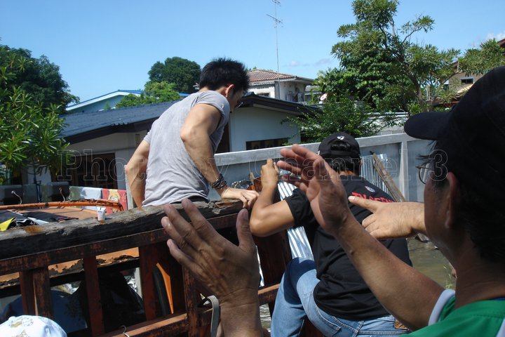 ป๋อ-อั้ม-เบนซ์-อาร์ต ลงพื้นที่ช่วยภัยน้ำท่วม