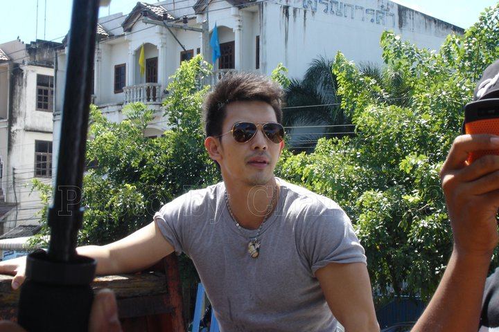 ป๋อ-อั้ม-เบนซ์-อาร์ต ลงพื้นที่ช่วยภัยน้ำท่วม