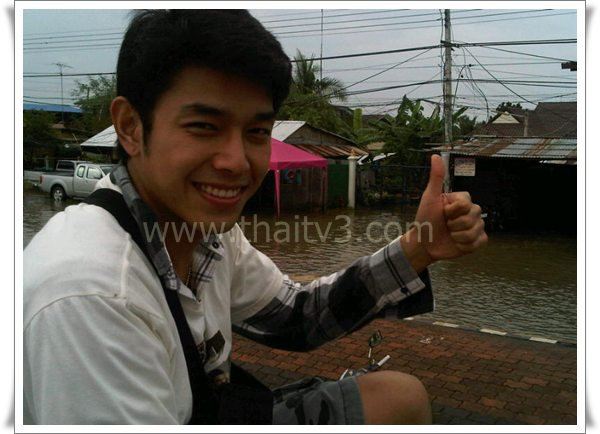 ป๋อ-อั้ม-เบนซ์-อาร์ต ลงพื้นที่ช่วยภัยน้ำท่วม