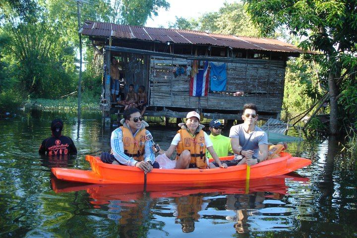 ป๋อ-อั้ม-เบนซ์-อาร์ต ลงพื้นที่ช่วยภัยน้ำท่วม