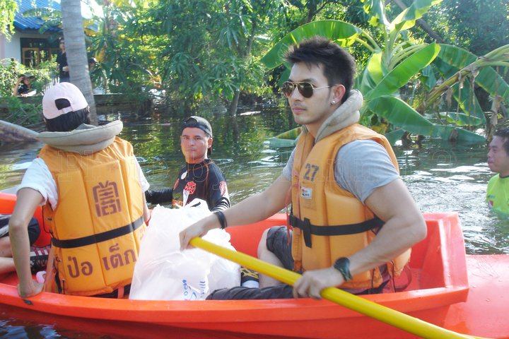 ป๋อ-อั้ม-เบนซ์-อาร์ต ลงพื้นที่ช่วยภัยน้ำท่วม