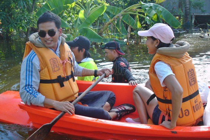 ป๋อ-อั้ม-เบนซ์-อาร์ต ลงพื้นที่ช่วยภัยน้ำท่วม