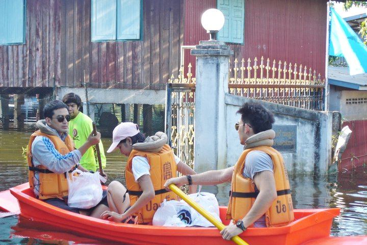 ป๋อ-อั้ม-เบนซ์-อาร์ต ลงพื้นที่ช่วยภัยน้ำท่วม