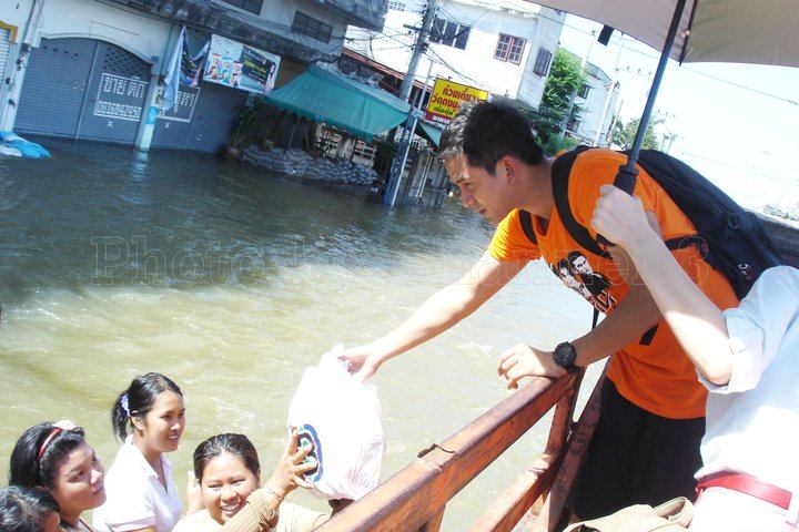 ป๋อ-อั้ม-เบนซ์-อาร์ต ลงพื้นที่ช่วยภัยน้ำท่วม