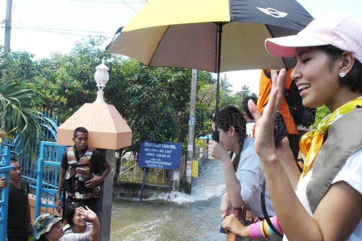 ป๋อ-อั้ม-เบนซ์-อาร์ต ลงพื้นที่ช่วยภัยน้ำท่วม