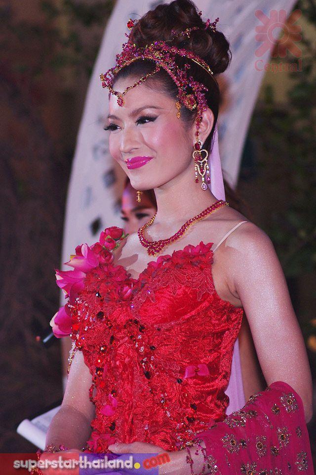 แอฟ ทักษอร งานมหัศจรรย์แห่งพรรณไม้ เฉลิมพระเกียรติครบ 60 ปี พระราชพิธีราชาภิเษกสมรส