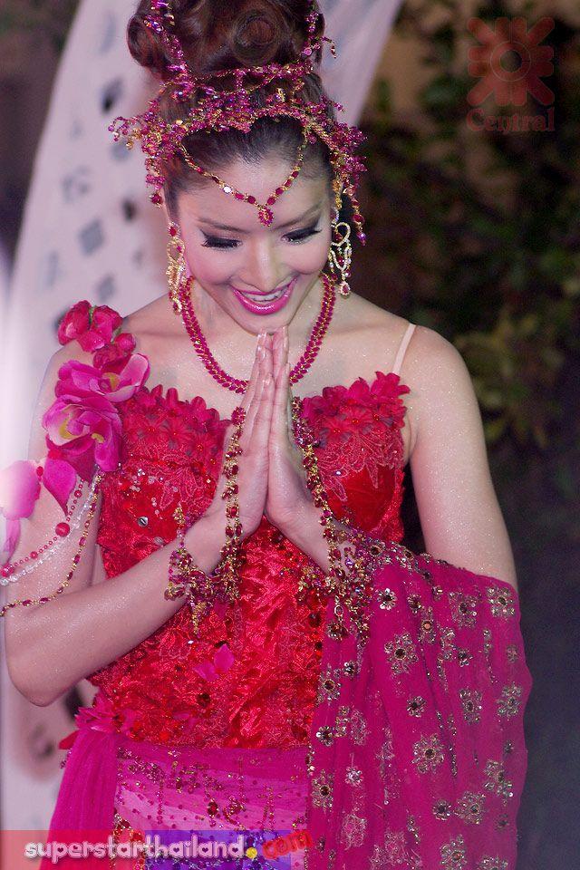 แอฟ ทักษอร งานมหัศจรรย์แห่งพรรณไม้ เฉลิมพระเกียรติครบ 60 ปี พระราชพิธีราชาภิเษกสมรส