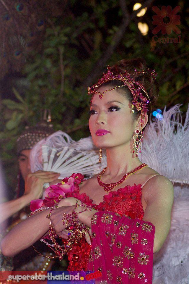 แอฟ ทักษอร งานมหัศจรรย์แห่งพรรณไม้ เฉลิมพระเกียรติครบ 60 ปี พระราชพิธีราชาภิเษกสมรส