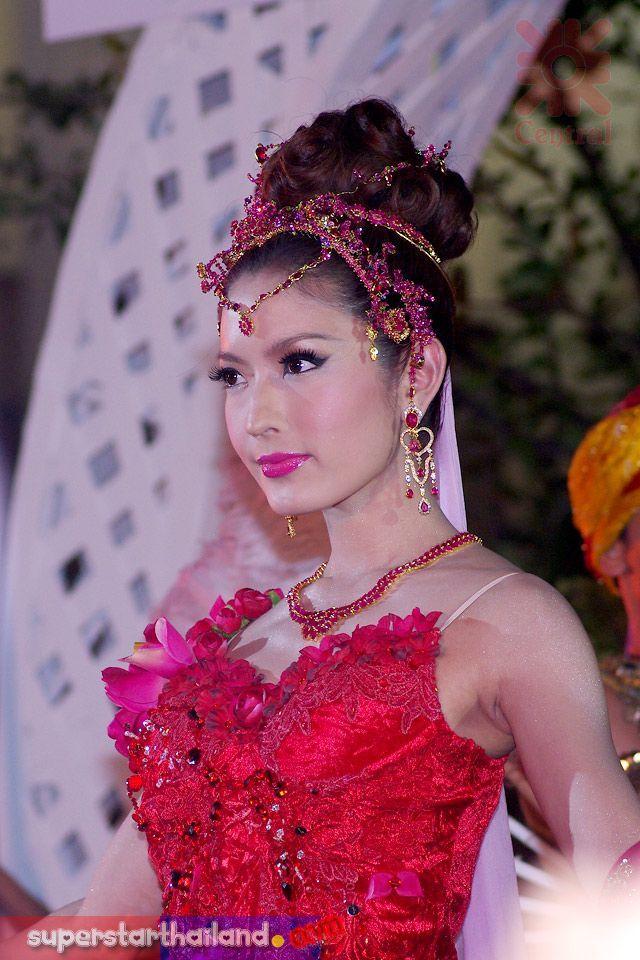 แอฟ ทักษอร งานมหัศจรรย์แห่งพรรณไม้ เฉลิมพระเกียรติครบ 60 ปี พระราชพิธีราชาภิเษกสมรส