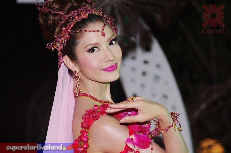 แอฟ ทักษอร งานมหัศจรรย์แห่งพรรณไม้ เฉลิมพระเกียรติครบ 60 ปี พระราชพิธีราชาภิเษกสมรส