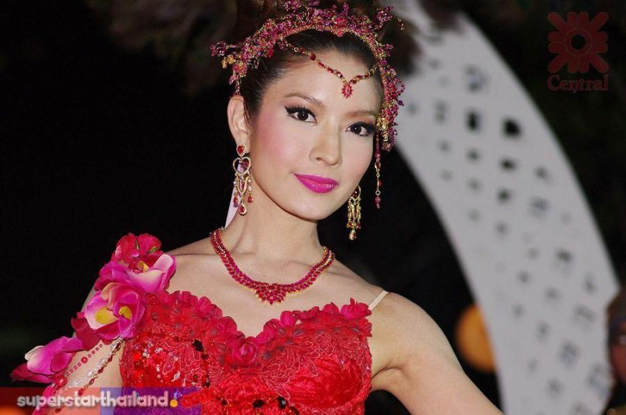 แอฟ ทักษอร งานมหัศจรรย์แห่งพรรณไม้ เฉลิมพระเกียรติครบ 60 ปี พระราชพิธีราชาภิเษกสมรส