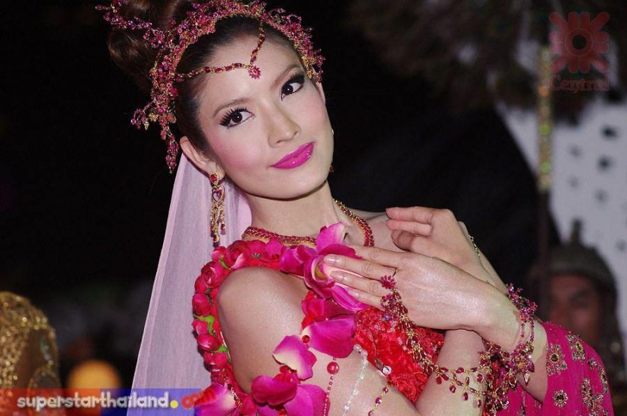 แอฟ ทักษอร งานมหัศจรรย์แห่งพรรณไม้ เฉลิมพระเกียรติครบ 60 ปี พระราชพิธีราชาภิเษกสมรส