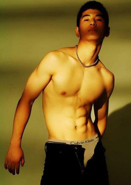 รวามมิตร ตี๋หล่อล่ำ