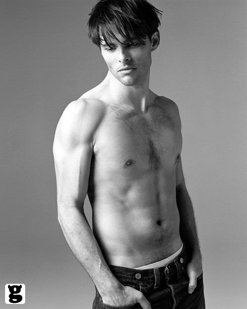 ตกใจ เห็นโค๊กขวดลิตรอะเป่าเนี่ย ฮ่าๆๆJames Marsden naked -- in Death At A Funeral!!!