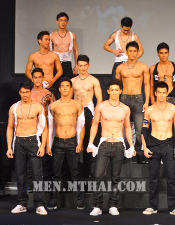 รวมช็อต ฉีกเสื้อโชว์ล่ำ ของ 10 หนุ่ม men's health2010