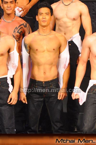 รวมช็อต ฉีกเสื้อโชว์ล่ำ ของ 10 หนุ่ม men's health2010