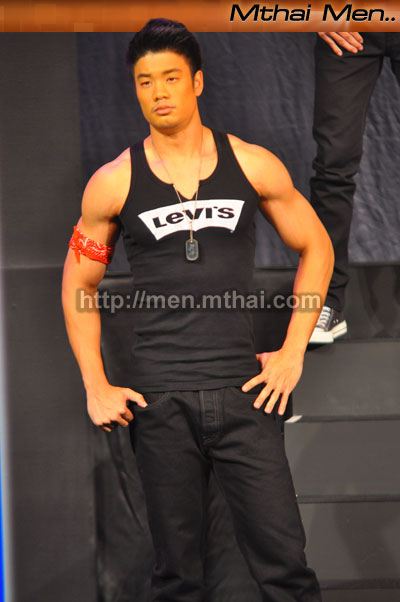 แฟชั่น กางเกงยีนส์ ลีวาย [Levi's] จากเวที Men's Health